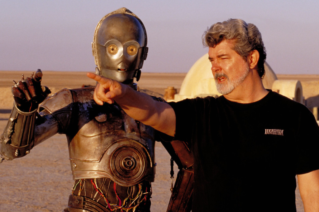 George Lucas regisserar skådespelaren Anthony Daniels, som spelar roboten C-3PO, i ”Star wars II – Klonerna anfaller”, på inspelningsplatsen i den tunisiska öknen. Foto: AP