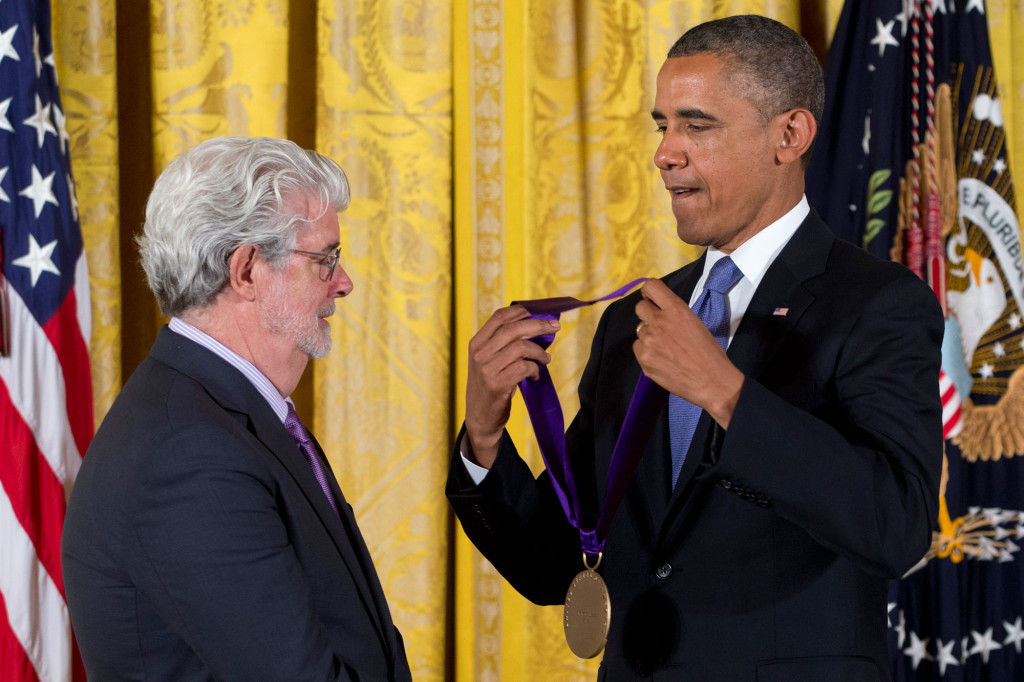President Barack Obama delar ut priset ”National medal of arts” till George Lucas under en ceremoni i Vita huset i juli 2013. Foto: AP
